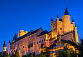 Alcazar von Segovia in der Abenddämmerung beleuchtet; Segovia, Kastilien und Leon, Spanien