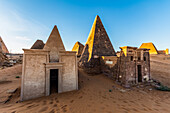 Pyramiden und rekonstruierte Kapelle auf dem Nordfriedhof von Begarawiyah mit 41 Königspyramiden der Monarchen, die zwischen 250 v. Chr. und 320 n. Chr. im Königreich Kusch regierten; Meroe, Nordstaat, Sudan.