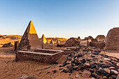 Pyramiden im Nordfriedhof von Begarawiyah, mit 41 königlichen Pyramiden der Monarchen, die das Königreich von Kusch zwischen 250 v. Chr. und 320 n. Chr. regierten; Meroe, Nordstaat, Sudan.