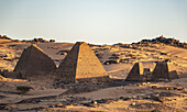 Pyramiden im Nordfriedhof von Begarawiyah, mit 41 königlichen Pyramiden der Monarchen, die das Königreich von Kusch zwischen 250 v. Chr. und 320 n. Chr. regierten; Meroe, Nordstaat, Sudan.