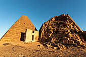 Pyramiden und rekonstruierte Kapelle auf dem Nordfriedhof von Begarawiyah, mit 41 königlichen Pyramiden der Monarchen, die zwischen 250 v. Chr. und 320 n. Chr. im Königreich Kusch regierten; Meroe, Nordstaat, Sudan.