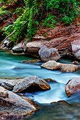 Fließender Fluss im Zion National Park; Utah, Vereinigte Staaten von Amerika