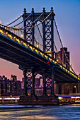 Manhattan Bridge bei Sonnenuntergang, Brooklyn Bridge Park; Brooklyn, New York, Vereinigte Staaten von Amerika.