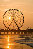 Sonnenaufgang am Atlantic City Beach; Atlantic City, New Jersey, Vereinigte Staaten von Amerika
