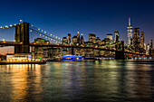 Manhattan Skyline und Brooklyn Bridge in der Dämmerung, Brooklyn Bridge Park; Brooklyn, New York, Vereinigte Staaten von Amerika