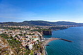 Die Stadt Sorrento entlang der Bucht von Neapel, Amalfiküste; Sorrento, Italien.
