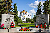 Kriegerdenkmal mit Ewiger Flamme, Mariä-Entschlafens-Kathedrale; Jaroslawl, Gebiet Jaroslawl, Russland.