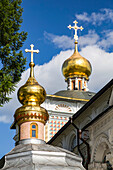 Goldene Zwiebeltürme, Komplex des Dreifaltigkeitsklosters Sergius Lawra; Sergiev Posad, Moskauer Gebiet, Russland.