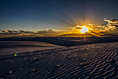 Sonnenuntergang über dem White Sands National Monument; Alamogordo, New Mexico, Vereinigte Staaten von Amerika