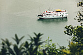 Ha Long Bucht mit Ausflugsboot; Quang Ninh Provinz, Vietnam