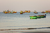 Bunte Fischerboote im Wasser vertäut, Kap Ke Ga; Ke Ga, Vietnam
