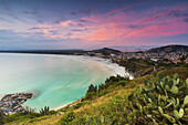 Sonnenuntergang am Praia Grande; Arraial do Cabo, Rio De Janeiro, Brasilien