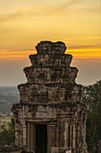 Sonnenuntergang am Phnom-Bakheng-Tempel im Angkor-Wat-Komplex; Siem Reap, Kambodscha.