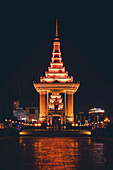 Unabhängigkeitsdenkmal bei Nacht in Phnom Penh; Phnom Penh, Phnom Penh, Kambodscha