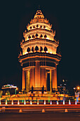 Unabhängigkeitsdenkmal bei Nacht in Phnom Penh; Phnom Penh, Phnom Penh, Kambodscha