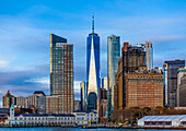 Manhattan, Innenstadt von New York City, mit Blick auf das One World Trade Center; New York City, New York, Vereinigte Staaten von Amerika.