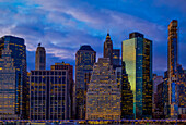 Manhattan, Innenstadt von New York City in der Abenddämmerung; New York City, New York, Vereinigte Staaten von Amerika