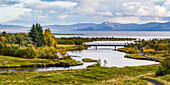 Thingvellir ist eine historische Stätte und ein Nationalpark.  Er ist bekannt für das Althing, den Ort, an dem vom 10. bis 18. Jahrhundert das isländische Parlament tagte. Auf dem Gelände befinden sich die Thingvellir-Kirche und die Ruinen der alten Steinhütten. Der Park liegt in einem Grabenbruch, der durch die Trennung zweier tektonischer Platten entstanden ist, mit felsigen Klippen und Spalten wie der riesigen Almannagja-Verwerfung, Thingvellir-Nationalpark; Blaskogabygoo, Südregion, Island
