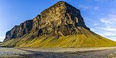 Eine schroffe Felsformation in Südisland; Skaftarhreppur, Südliche Region, Island.