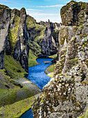 Der Fjadrargljufur ist eine großartige und gewaltige Schlucht, etwa 100 Meter tief und etwa zwei Kilometer lang. Der Canyon hat steile Wände; Skaftarhreppur, Südliche Region, Island