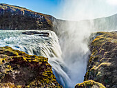 Gullfoss-Wasserfall, einer der bekanntesten und beliebtesten Wasserfälle Islands; Blaskogabyggo, Südliche Region, Island
