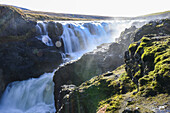 Kolugljufur-Schlucht, eine Schlucht mit dem spektakulären Kolufossar-Wasserfall im Nordwesten Islands; Hunaping vestra, Nordwestliche Region, Island.