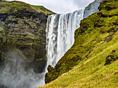 Der Skogafoss ist einer der größten und schönsten Wasserfälle Islands mit einer erstaunlichen Breite von 25 Metern und einer Fallhöhe von 60 Metern; Rangarping eystra, Südregion, Island