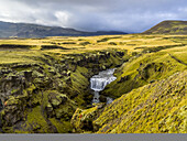 Skogafoss ist einer der größten und schönsten Wasserfälle Islands mit einer erstaunlichen Breite von 25 Metern und einer Fallhöhe von 60 Metern; Rangarping eystra, Südliche Region, Island