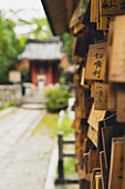 Auf Japanisch geschriebene Schriften auf Holzfliesen in einem Tempel; Kyoto, Kansai, Japan.