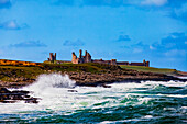 Blick auf Dunstanburgh Castle vom Hafen von Craster; Craster, Northumberland, England.