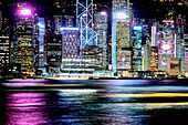 Nachtansicht von Hongkong und bewegte Lichtspuren von Booten; Hongkong, Sonderverwaltungszone Hongkong (SAR), Hongkong