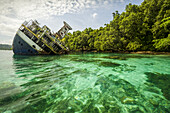 Schiffbrüchiger World Discoverer auf Kreuzfahrt in tropischen Gewässern der Salomonen, Roderick Bay; Nggela-Inseln, Salomonen