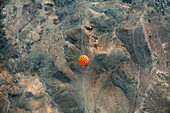 Heißluftballon aus der Vogelperspektive; Luxor, Ägypten