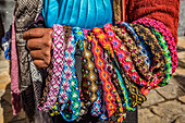 Indigene Frau verkauft Kunsthandwerk; San Cristobal de las Casas, Chiapas, Mexiko