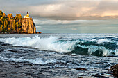 Split Rock Lighthouse mit großen Wellen auf dem Lake Superior; Minnesota, Vereinigte Staaten von Amerika.