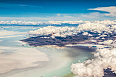 Luftaufnahme des Salar de Uyuni, der größten Salzwüste der Welt; Departamento Potosi, Bolivien.