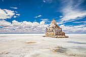 Denkmal für die Rallye Dakar am Salar de Uyuni, dem größten Salzsee der Welt; Departement Potosi, Bolivien.
