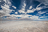 Salar de Uyuni, der größte Salzsee der Welt, während der Regenzeit (Dezember-Februar); Departement Potosi, Bolivien