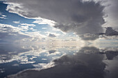 Spiegelung während der Regenzeit (Dezember-Februar) im Salar de Uyuni, dem größten Salzsee der Welt; Departement Potosi, Bolivien