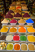 Gewürze zu verkaufen, Sharia el Souk (Basar); Assuan, Ägypten.
