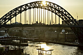 Eisenbrücke bei Sonnenuntergang mit Fluss Tyne; Newcastle Upon Tyne, Tyne and Wear, Northumberland, England