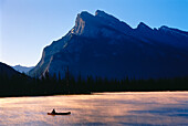 Kanufahren bei Sonnenuntergang, Vermilion Lake, Banff National Park Alberta, Kanada