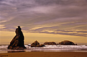Sonnenuntergang über dem Strand und den Felsen, Bandon Beach, Oregon Coast, Oregon, USA