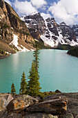 Ruhiger Moraine Lake und die schroffen Gipfel der Rocky Mountains im Banff National Park; Alberta, Kanada