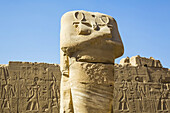 Statue eines kopflosen Pharaos mit Anken, Karnak-Tempelkomplex, UNESCO-Weltkulturerbe; Luxor, Ägypten.