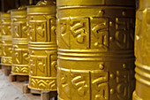Goldfarbene buddhistische Gebetsmühlen; Khunde, Khumbu-Region, Nepal.