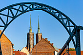 Blick auf die Kathedrale des Heiligen Johannes des Täufers von der Tumski-Brücke aus; Breslau, Schlesien, Polen.