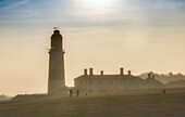 Souter Point Lighthouse an einem dunstigen, sonnigen Tag in Marsden; South Shields, Tyne and Wear, England, Vereinigtes Königreich