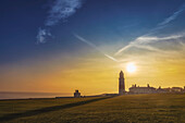 Souter Point Lighthouse an einem dunstigen, sonnigen Tag in Marsden; South Shields, Tyne and Wear, England, Vereinigtes Königreich.