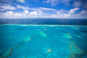 Luftaufnahmen über die Whitsunday-Inselkette und das Great Barrier Reef; Whitsundays, Queensland, Australien